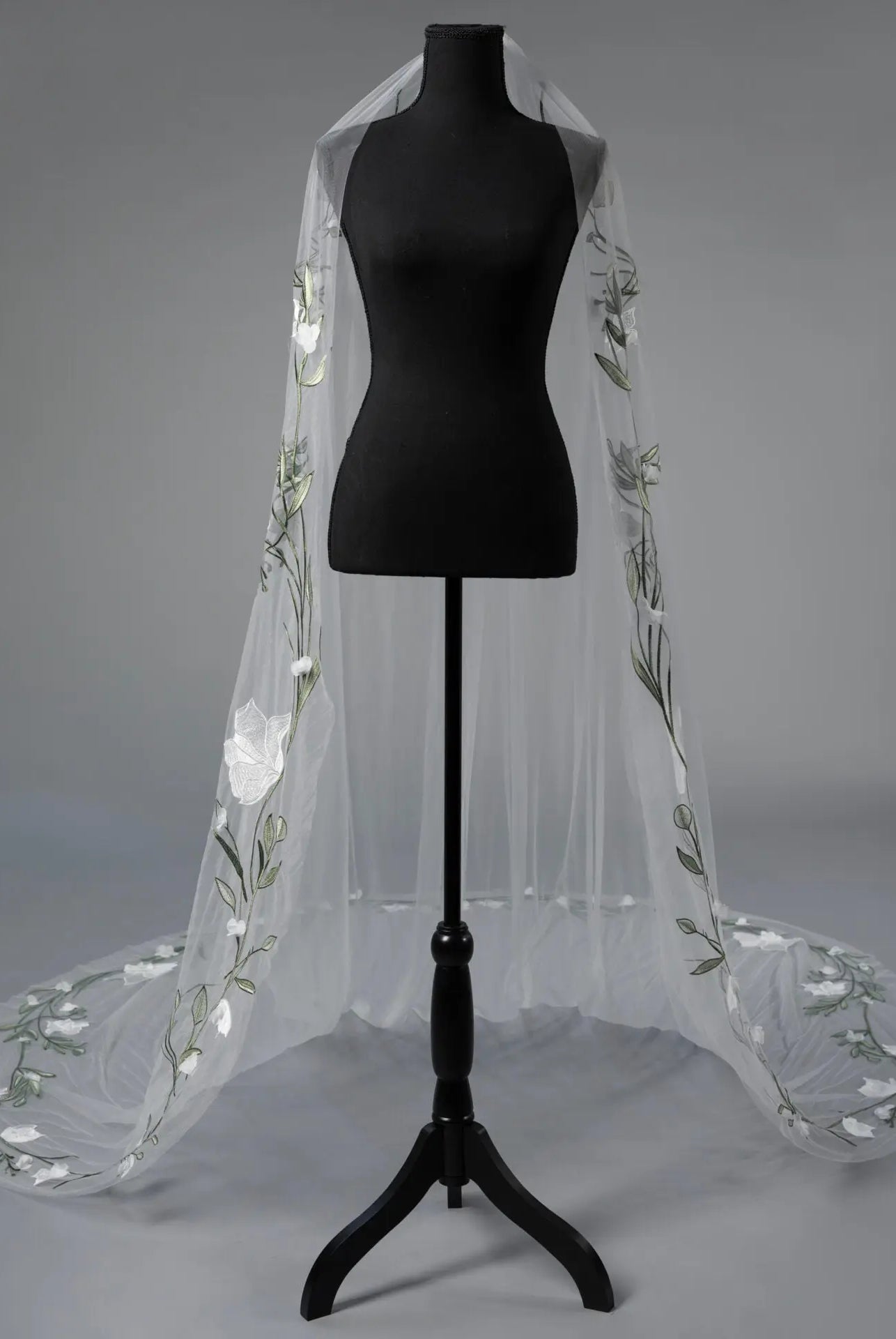 Embroidered Flower Veil | AVL0189 bridal-brilliance