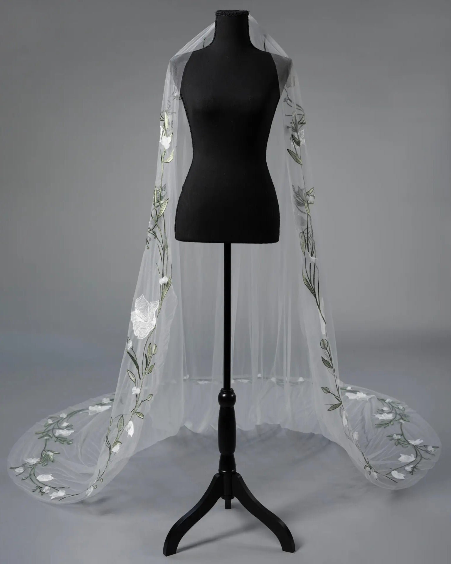Embroidered Flower Veil | AVL0189 bridal-brilliance
