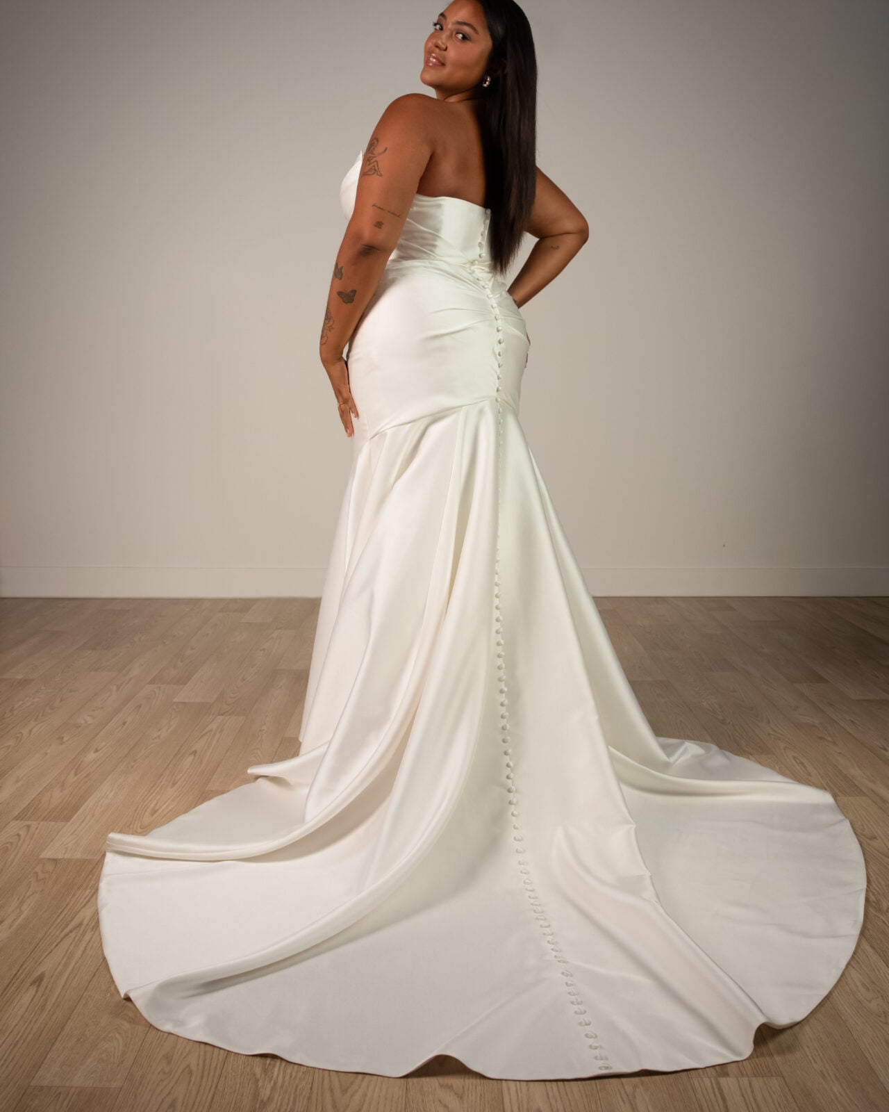 Sy8346 Ivory ruched plus size wedding gown stella york. Sweetheart neckline with ruching.