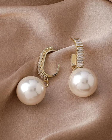 Pearl earrings with gold accent. Bridal earring, engagement.