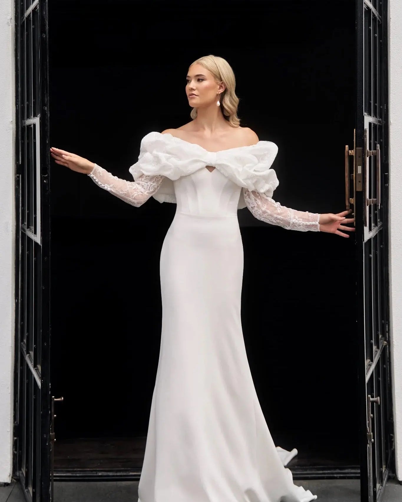 AMELIA CAPE | Jessica Couture
