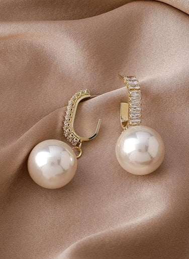 Pearl earrings with gold accent. Bridal earring, engagement.